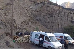 Xe cứu thương bên ngoài mỏ than Tazareh ở tỉnh Semnan, Iran, ngày 4/9/2023. (Nguồn: Press TV)