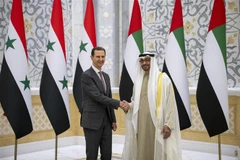 Tổng thống Syria Bashar al-Assad (trái) và Tổng thống UAE Mohammad bin Zayed Al-Nahyan tại cuộc gặp ở Abu Dhabi ngày 19/3/2023. (Ảnh: AFP/TTXVN)