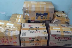 Hàng hóa vi phạm tại cửa hàng S.P được niêm phong để xử lý theo quy định. (Ảnh: TTXVN phát)