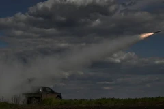 Quân đội Ukraine bắn hệ thống rocket đa nòng Partyzan gần tiền tuyến ở vùng Zaporizhzhia, Ukraine ngày 12 tháng 5 năm 2023. (Nguồn: Reuters)