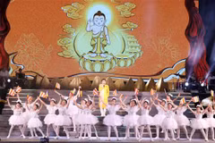 Đại cảnh ca múa Thích Ca Mâu Ni Phật mở đầu chương trình nghệ thuật “Lửa thiêng rực sáng sử vàng”. (Ảnh: Xuân Khu/TTXVN)