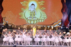 Đại cảnh ca múa Thích Ca Mâu Ni Phật mở đầu chương trình nghệ thuật “Lửa thiêng rực sáng sử vàng”. (Ảnh: Xuân Khu/TTXVN)
