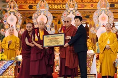 Liên hiệp các Hội UNESCO Việt Nam chính thức trao Chứng nhận "Không gian văn hóa tâm linh dành cho Không gian Phật giáo Kim cương thừa tại Samten Hills Dalat, Việt Nam". (Ảnh: TTXVN phát)