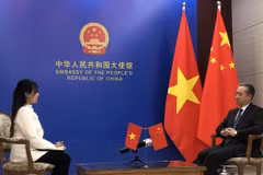 Đại sứ Trung Quốc tại Việt Nam Hùng Ba trả lời phỏng vấn phóng viên TTXVN nhân dịp Năm mới. (Ảnh: TTXVN)