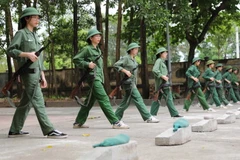 Sinh viên K72 Khoa Ngữ văn, Trường Đại học Sư phạm Hà Nội trong đợt tập trung học tập Giáo dục Quốc phòng và An ninh tại Phân hiệu Hà Nam. (Ảnh: Thanh Tùng/TTXVN)