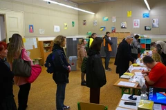 Cử tri bỏ phiếu tại một địa điểm bầu cử ở Prague, Cộng hòa Séc. (Ảnh: THX/TTXVN)