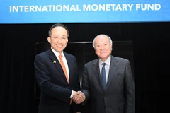 Bộ trưởng Tài chính Hàn Quốc Choo Kyung-ho và người đồng cấp Nhật Bản, Shunichi Suzuki, chụp ảnh chung sau cuộc gặp tại Washington, Mỹ ngày 13/4. (Nguồn: Yonhap)