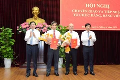 Lãnh đạo Thành ủy Đà Nẵng trao quyết định chuyển giao các tổ chức Đảng. (Ảnh: Văn Dũng/TTXVN)
