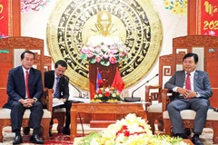 Bí thư Tỉnh ủy, Tỉnh trưởng tỉnh Khăm Muộn Vansay Phongsavan (bên trái) và Bí thư Tỉnh ủy, Chủ tịch HĐND tỉnh Cà Mau Nguyễn Tiến Hải tại buổi làm việc. (Ảnh: Huỳnh Anh/TTXVN)