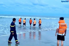 Quảng Ngãi: Một thanh niên đuối nước do bị sóng cuốn khi tắm biển