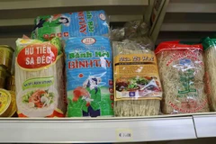 Các loại bún khô, phở khô của Việt Nam được bày bán tại siêu thị Bỉ, nhóm hàng này rất được người tiêu dùng sở tại ưa chuộng. (Ảnh: Hương Giang/TTXVN)