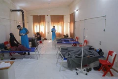 Bệnh nhân nhiễm tả được điều trị tại trung tâm y tế ở thị trấn Darkush, tỉnh Idlib, Syria. (Ảnh: AFP/TTXVN)