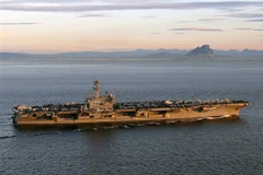 Tàu sân bay USS George H. W. Bush (CVN 77) di chuyển tại Eo biển Gibraltar. (Ảnh: AFP/\TTXVN)