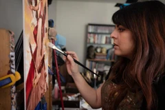 Họa sỹ Karla Ortiz và các nghệ sỹ khác đang nỗ lực ngăn chặn trí tuệ nhân tạo (AI) tự do sao chép phong cách của họ và có thể khiến họ mất việc. (Nguồn: AFP)