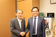 Phó Thủ tướng Chính phủ Trần Lưu Quang gặp nguyên Thủ tướng Nhật Bản Suga Yoshihide. (Ảnh: Nguyễn Tuyến-Đức Thịnh/TTXVN)