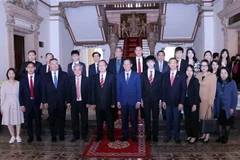 Chủ tịch UBND Thành phố Hồ Chí Minh Phan Văn Mãi và ông Jonathan Choi, Chủ tịch Tập đoàn Sunwah, Hong Kong (Trung Quốc) cùng các đại biểu chụp ảnh lưu niệm. (Ảnh: Xuân Khu/TTXVN)