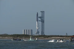 Tên lửa SpaceX Starship trên bệ phóng từ căn cứ Starship của SpaceX ở Boca Chica. (Nguồn: AFP)