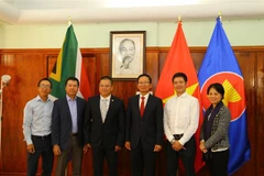 Đại diện Ban liên lạc cộng đồng người Việt Nam tại Nam Phi chụp ảnh lưu niệm cùng đại diện Đại sứ quán Việt Nam tại Nam Phi. (Ảnh: Hồng Minh/TTXVN)