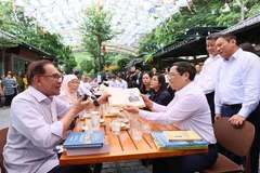 Thủ tướng Việt Nam và người đồng cấp Malaysia thăm Phố sách Hà Nội