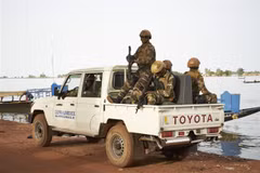 Binh sỹ Mali tuần tra tại Mopti, Mali. (Ảnh: AFP/TTXVN)