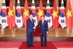 Chủ tịch Quốc hội Vương Đình Huệ tiếp Tổng thống Hàn Quốc Yoon Suk Yeol. (Ảnh: Doãn Tấn/TTXVN)
