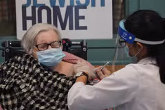 Tiêm vaccine ngừa COVID-19 cho người cao tuổi tại New York, Mỹ. (Ảnh: AFP/TTXVN)
