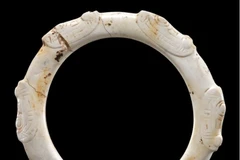 Một chiếc vòng tay ngọc bích mới được khai quật từ Khu di sản Lương Chử ở tỉnh Chiết Giang. (Ảnh: China Daily)