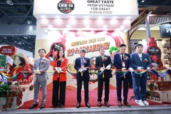 Nghi thức cắt băng khai mạc tại booth Chin-su ở Seoul Food 2023. (Nguồn: Bnews/TTXVN)