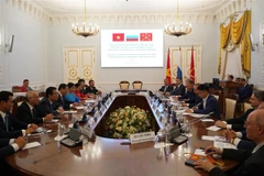 Lễ ký thỏa thuận hợp tác giữa huyện Cần Giờ và quận Kronstadt của St. Petersburg. (Ảnh: Duy Trinh/TTXVN)