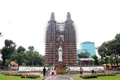 Nhà thờ Đức Bà đang trong quá trình sửa chữa, trùng tu. (Ảnh: Hồng Đạt/TTXVN)