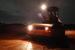 Thi công ban đêm trên công trường Sân bay Long Thành. (Ảnh: Công Phong/TTXVN)