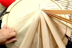 Vĩnh Long: Giữ "lửa" làng nghề chằm nón lá bên dòng sông Long Hồ