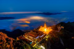 Ngàn hoa đăng thắp sáng đỉnh thiêng Fansipan trong lễ Phật đản 2023