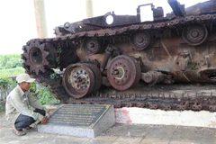 Xác xe tăng bên trong di tích chiến hào thép Lộc Tự đã hư hỏng, hoen rỉ. (Ảnh: Đinh Hương/TTXVN)