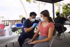 Mỹ hối thúc người dân tiêm vaccine tăng cường phòng COVID-19