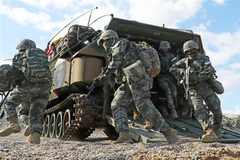 Lực lượng Thủy quân lục chiến Hàn Quốc diễn tập đổ bộ trên bãi biển ở thành phố Pohang ngày 26/10/2022. (Ảnh: Yonhap/TTXVN)