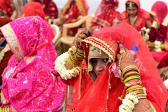 Các cô dâu "nhí" trong một lễ cưới tập thể ở Ahmedabad, Ấn Độ. Ảnh: AFP/TTXVN