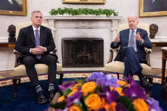 Tổng thống Mỹ Joe Biden (phải) và Chủ tịch Hạ viện McCarthy trong cuộc thảo luận về trần nợ công tại Nhà Trắng ngày 22/5/2023. (Ảnh: AFP/TTXVN)