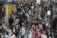 Người dân di chuyển trên đường phố thủ đô Tokyo, Nhật Bản ngày 5/4/2023. (Ảnh: AFP/TTXVN)