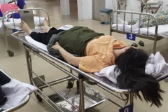 Chị Thư nằm chờ cấp cứu tại Bệnh viện Đa khoa khu vực Long Thành ngày 28/2. (Ảnh: Báo Lao động)