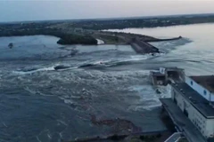 Đập thủy điện Kakhovka tại thị trấn Nova Kakhovka, miền Nam Ukraine bị vỡ, ngày 6/6/2023. (Ảnh: AFP/TTXVN)