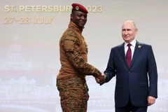 Tổng thống Nga Vladimir Putin và lãnh đạo chính quyền quân sự Burkina Faso, Đại úy Ibrahim Traore, trong buổi lễ chào mừng tại Hội nghị Thượng đỉnh Nga-châu Phi lần thứ hai ở St Petersburg vào ngày 27/7/. (Ảnh của AFP/Getty Images)