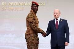 Tổng thống Nga Vladimir Putin và lãnh đạo chính quyền quân sự Burkina Faso, Đại úy Ibrahim Traore, trong buổi lễ chào mừng tại Hội nghị Thượng đỉnh Nga-châu Phi lần thứ hai ở St Petersburg vào ngày 27/7/. (Ảnh của AFP/Getty Images)