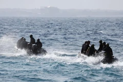 Tàu của lực lượng phòng vệ Nhật Bản tham gia tìm kiếm máy bay trực thăng mất tích ngoài khơi đảo Irabu, tỉnh Okinawa, Nhật Bản, ngày 13/4/2023. (Ảnh: Kyodo/TTXVN)