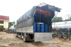 Xe và chất thải nguy hại bị các cơ quan chức năng tỉnh Đắk Nông tạm giữ, điều tra. (Ảnh: TTXVN phát)