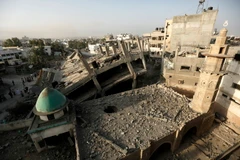 Cảnh đổ nát tại đền thờ Hồi giáo al-Omari ở Jabalia, phía Bắc Dải Gaza sau vụ oanh tạc của Israel. (Ảnh: AFP/TTXVN)