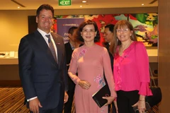 Phó Chủ tịch tỉnh Bình Phước Trần Tuyết Minh (giữa) gặp gỡ doanh nghiệp tại Australia. (Ảnh: Thanh Tú/TTXVN)