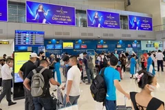 Hành khách nội địa làm thủ tục check in tại các quầy bán vé máy bay tại Cảng hàng không Quốc tế Cam Ranh trong dịp lễ 30/4-1/5. (Ảnh: TTXVN phát)