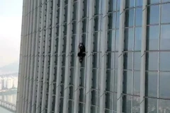 George King-Thompson lúc leo lên tòa tháp Lotte World cao 123 tầng ở Seoul, Hàn Quốc ngày 12/6/2023. (Ảnh: Reuters/TTXVN)