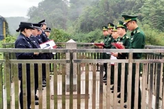 Lực lượng chức năng hai bên thông báo về tình hình quản lý, bảo vệ biên giới của mỗi bên. (Ảnh: TTXVN phát)